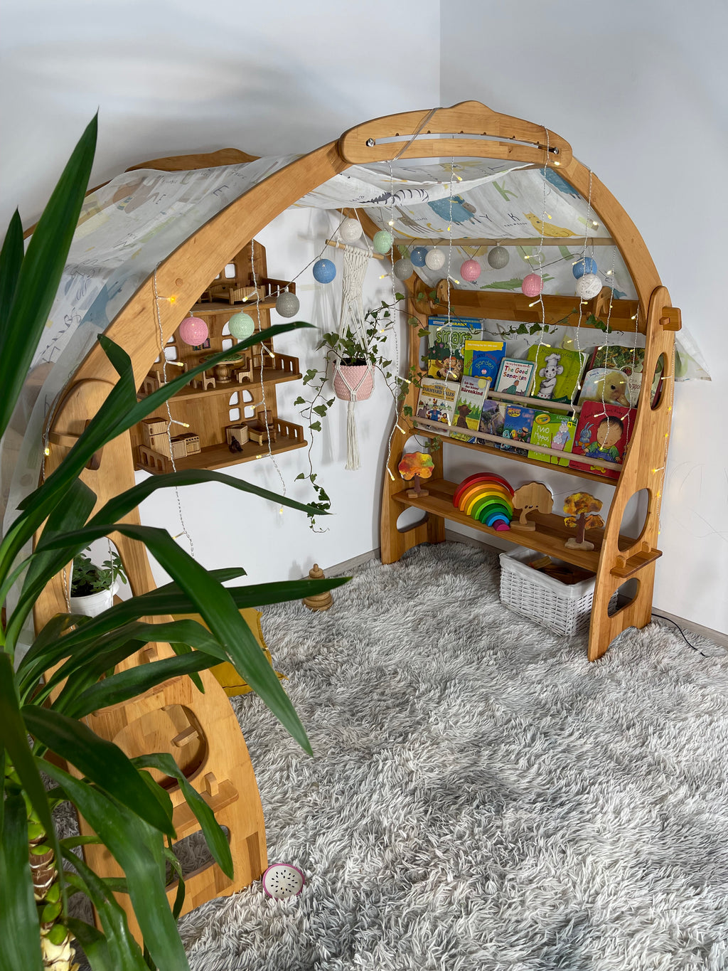 Single Waldorf Play Stand with Bookshelf