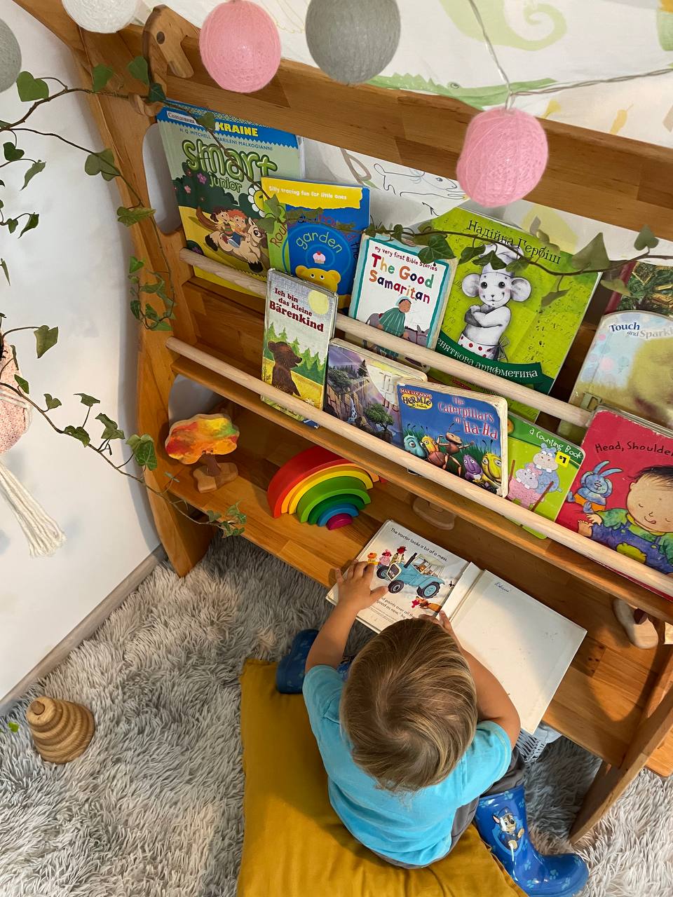 Single Waldorf Play Stand with Bookshelf