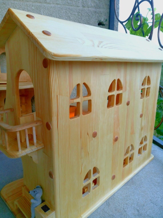 Dollhouse with Light and Redwood furniture 1:16 Scale