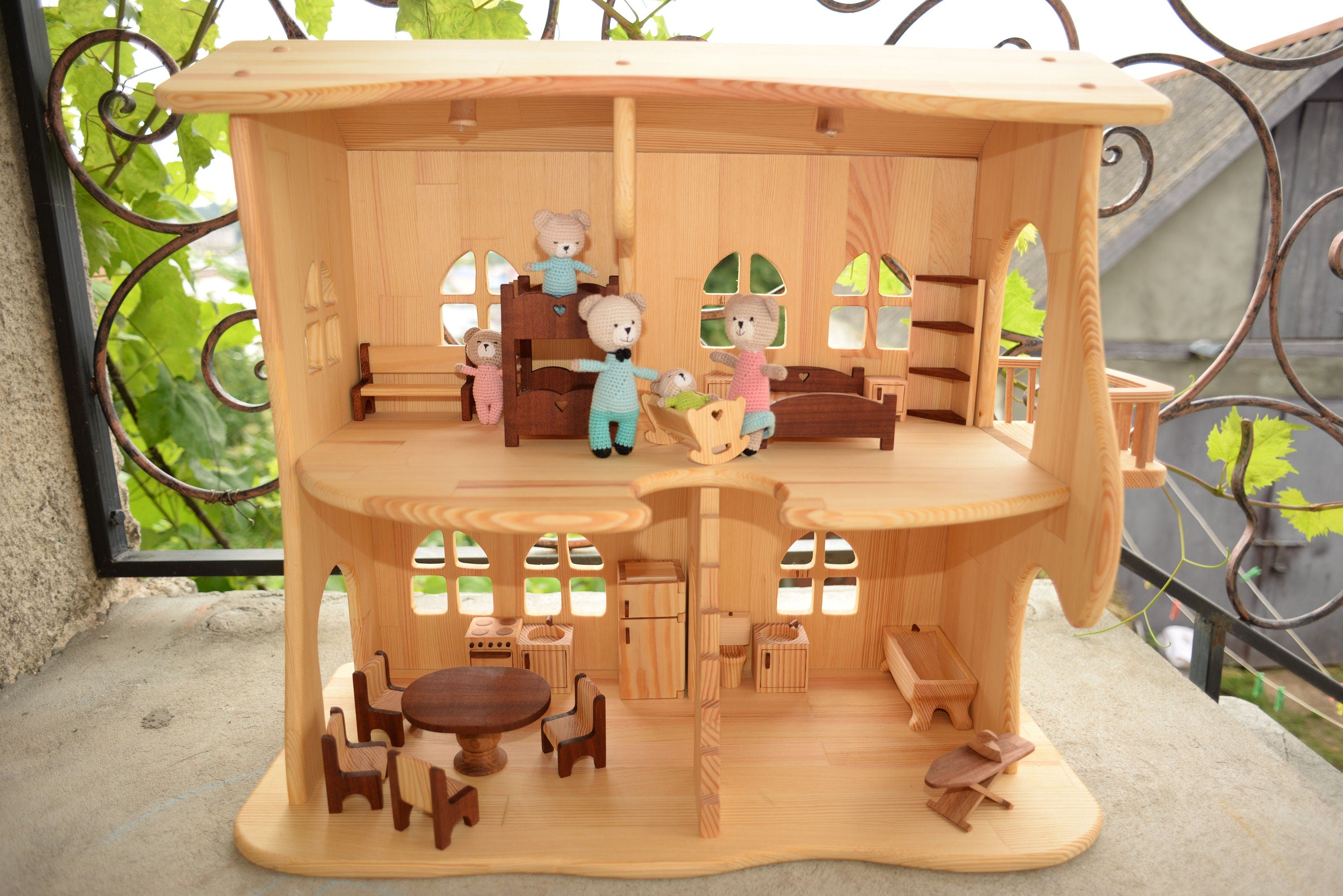 Dollhouse with Light and Redwood furniture 1:16 Scale