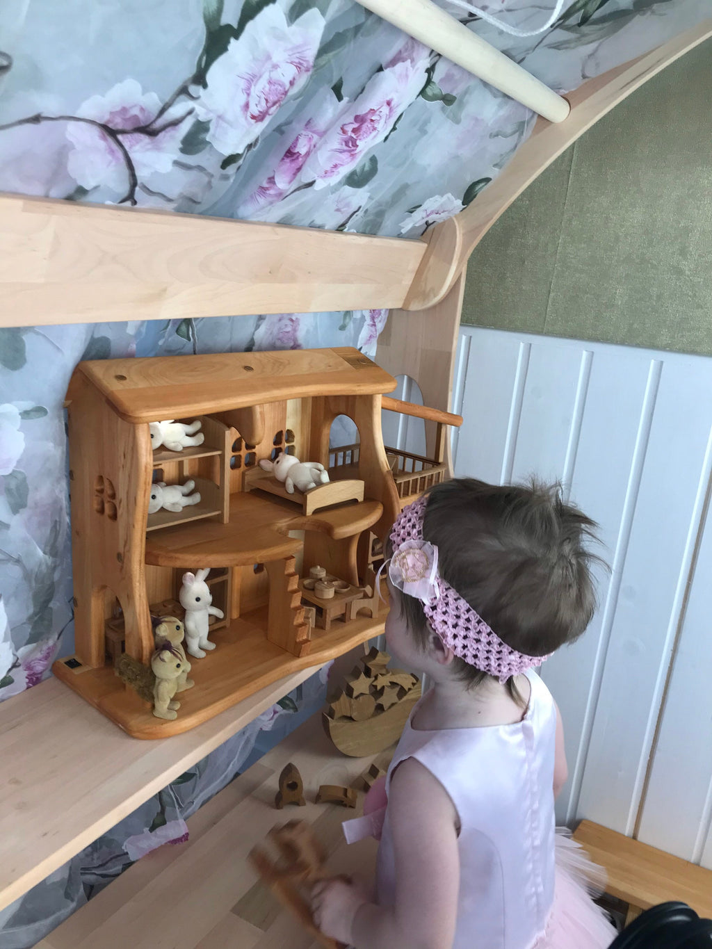 Dollhouse with garage 1:24 scale