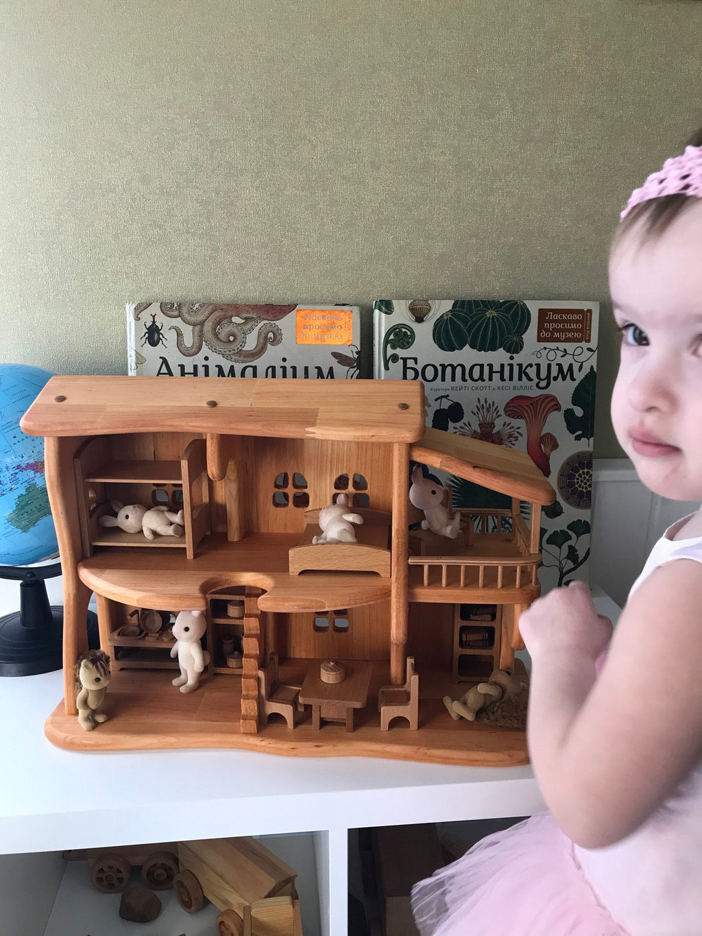 Dollhouse with garage 1:24 scale