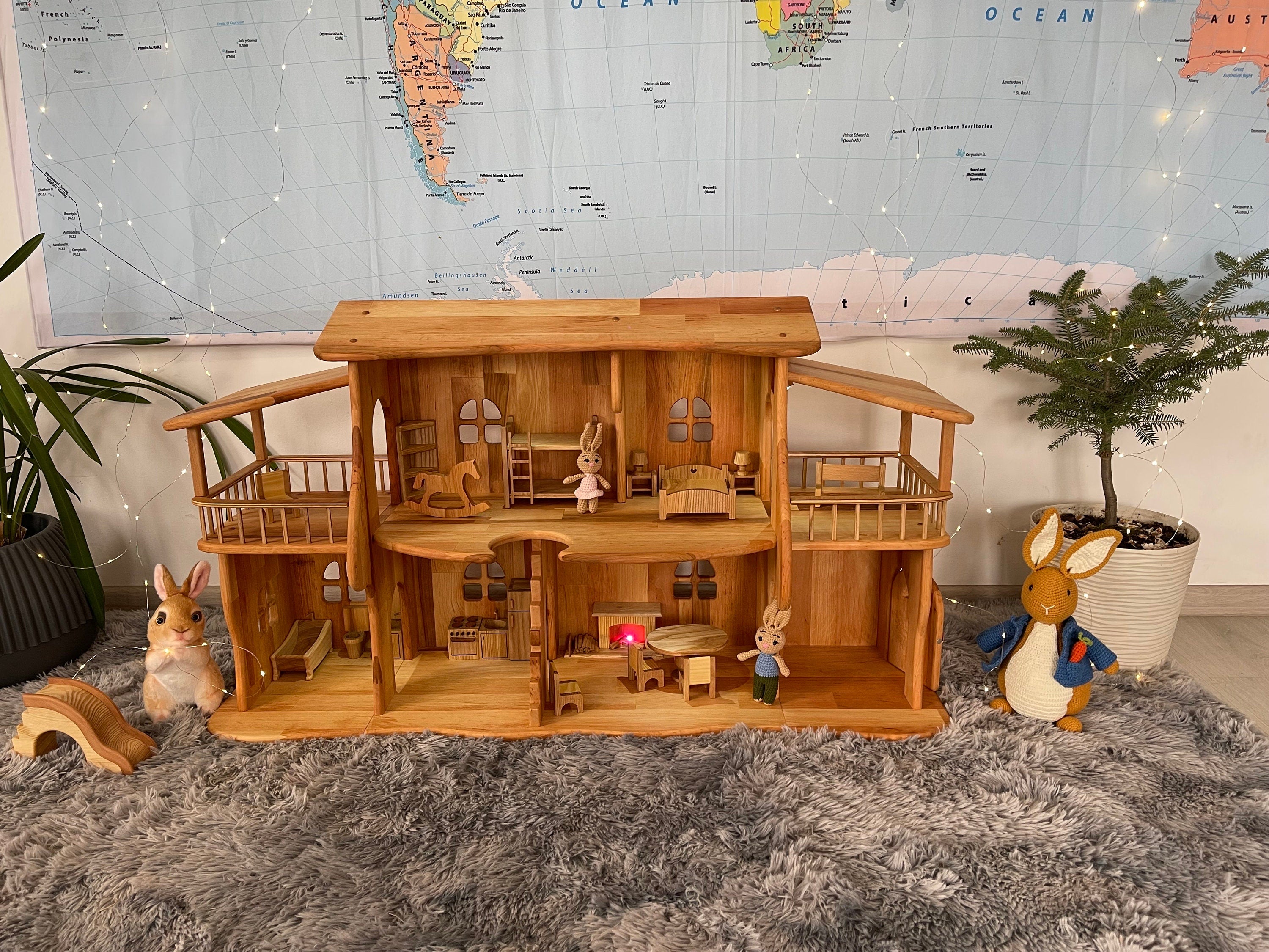 Dollhouse with two garages and Fireplace