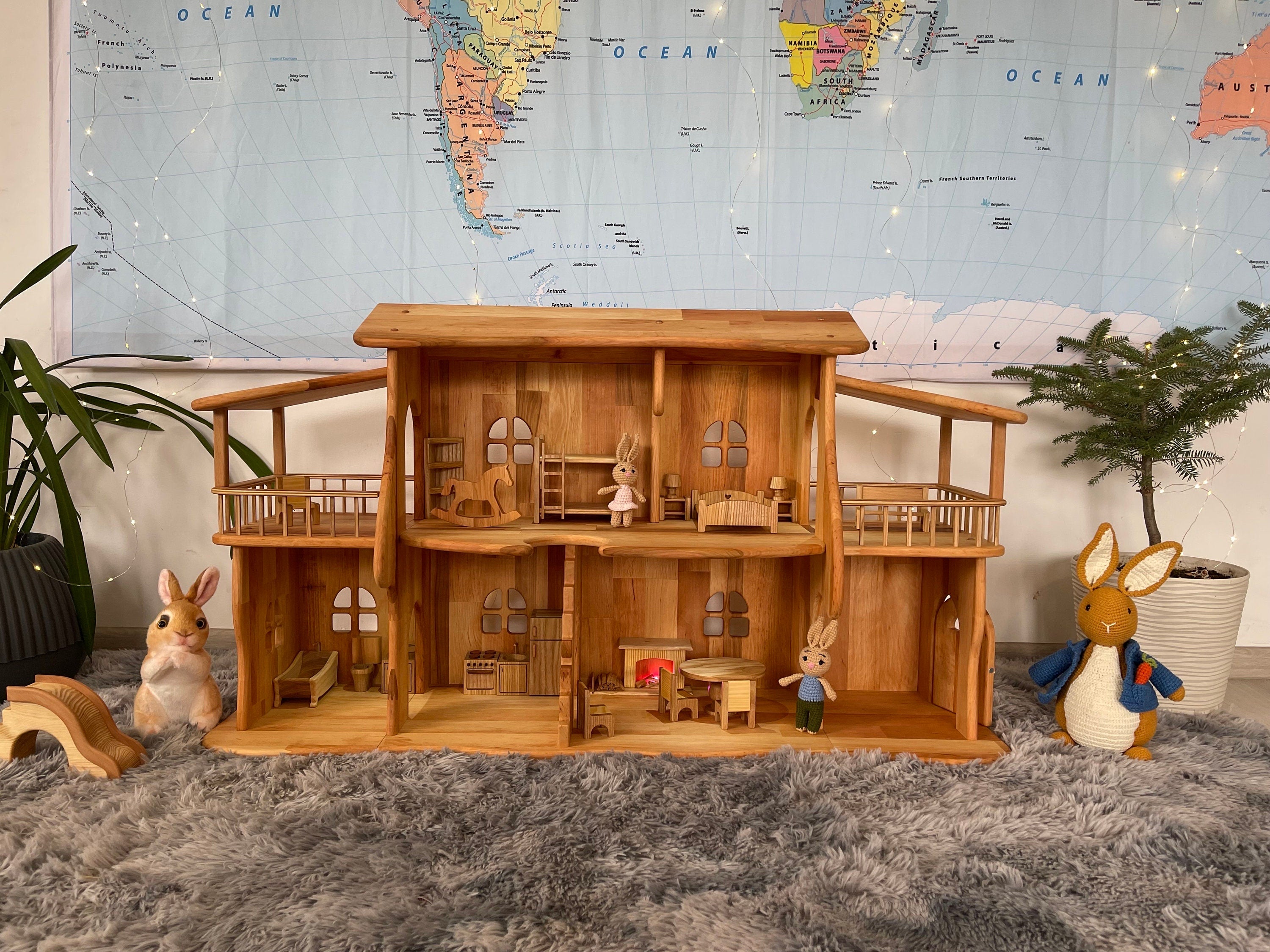 Dollhouse with two garages and Fireplace